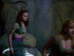 extant_XenaWarriorPrincess_2x16-ForHimtheBellTolls_02072