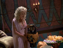 extant_XenaWarriorPrincess_2x16-ForHimtheBellTolls_02534