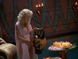 extant_XenaWarriorPrincess_2x16-ForHimtheBellTolls_02536
