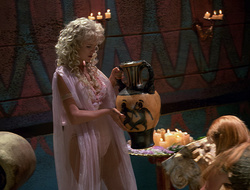 extant_XenaWarriorPrincess_2x16-ForHimtheBellTolls_02538