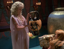 extant_XenaWarriorPrincess_2x16-ForHimtheBellTolls_02539