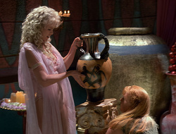 extant_XenaWarriorPrincess_2x16-ForHimtheBellTolls_02540