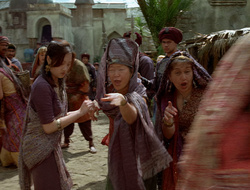 extant_XenaWarriorPrincess_2x16-ForHimtheBellTolls_02698
