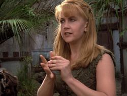 extant_XenaWarriorPrincess_2x16-ForHimtheBellTolls_02892
