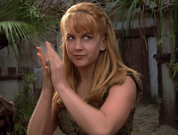 extant_XenaWarriorPrincess_2x16-ForHimtheBellTolls_02924