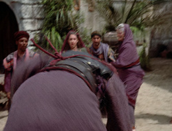 extant_XenaWarriorPrincess_2x16-ForHimtheBellTolls_02975