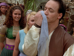 extant_XenaWarriorPrincess_2x16-ForHimtheBellTolls_02984