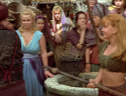 extant_XenaWarriorPrincess_2x16-ForHimtheBellTolls_03009