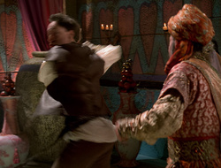 extant_XenaWarriorPrincess_2x16-ForHimtheBellTolls_03223