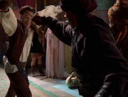 extant_XenaWarriorPrincess_2x16-ForHimtheBellTolls_03297