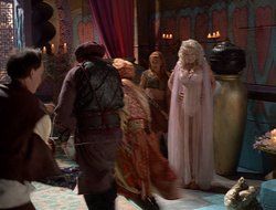 extant_XenaWarriorPrincess_2x16-ForHimtheBellTolls_03303