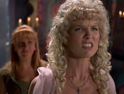 extant_XenaWarriorPrincess_2x16-ForHimtheBellTolls_03330