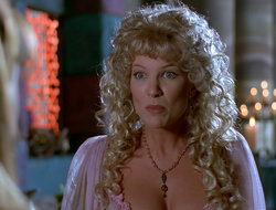 extant_XenaWarriorPrincess_2x16-ForHimtheBellTolls_03375