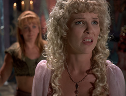 extant_XenaWarriorPrincess_2x16-ForHimtheBellTolls_03420
