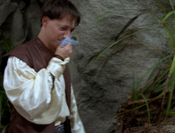 extant_XenaWarriorPrincess_2x16-ForHimtheBellTolls_03480