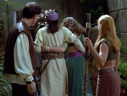 extant_XenaWarriorPrincess_2x16-ForHimtheBellTolls_03497