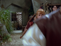extant_XenaWarriorPrincess_2x16-ForHimtheBellTolls_03559