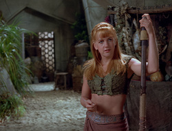 extant_XenaWarriorPrincess_2x16-ForHimtheBellTolls_03561