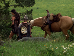 extant_XenaWarriorPrincess_2x16-ForHimtheBellTolls_03659