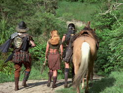 extant_XenaWarriorPrincess_2x16-ForHimtheBellTolls_03698
