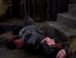 extant_XenaWarriorPrincess_4x07-LockedUpAndTiedDown_1935