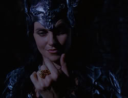 extant_XenaWarriorPrincess_6x07-TheRheingold_0163